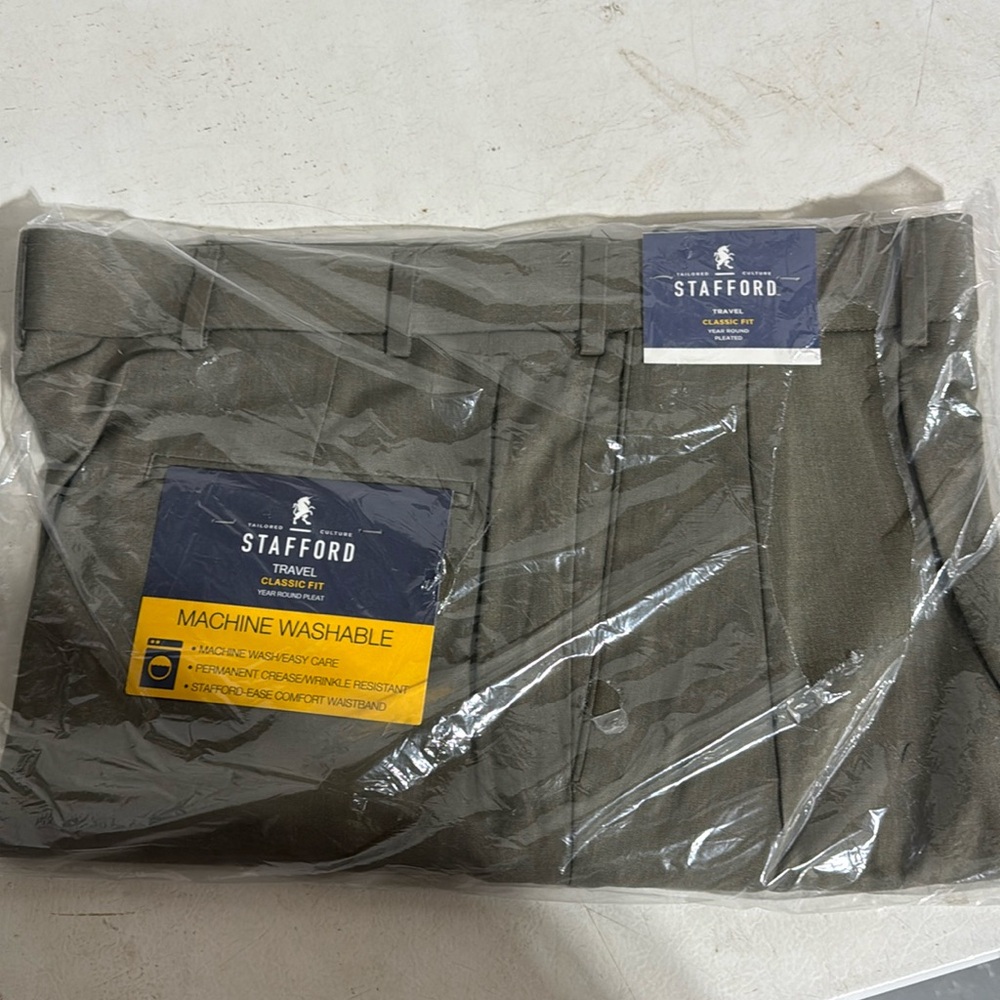 Stafford Travel Classic Fit Pleated Pants